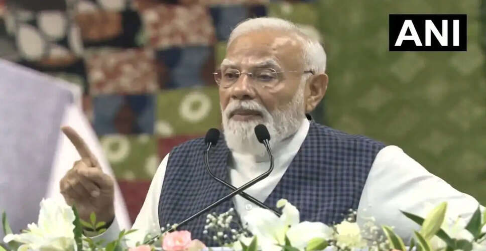 प्रधानमंत्री मोदी ने सूरत में कांग्रेस पर साधा निशाना, आत्मनिर्भरता की बात की