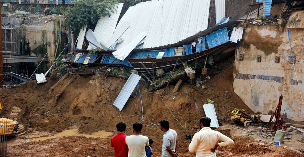 ठाणे में चॉल का छज्जा गिरने से 30 लोग सुरक्षित निकाले गए