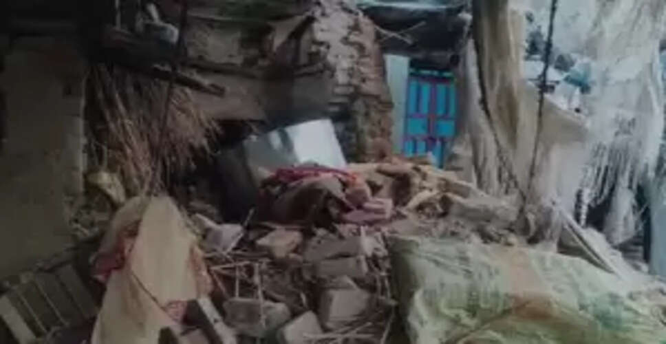 कन्नौज: लगातार बारिश से कच्चे मकान की छत ढही, सगे भाई-बहन की मौत, चार घायल