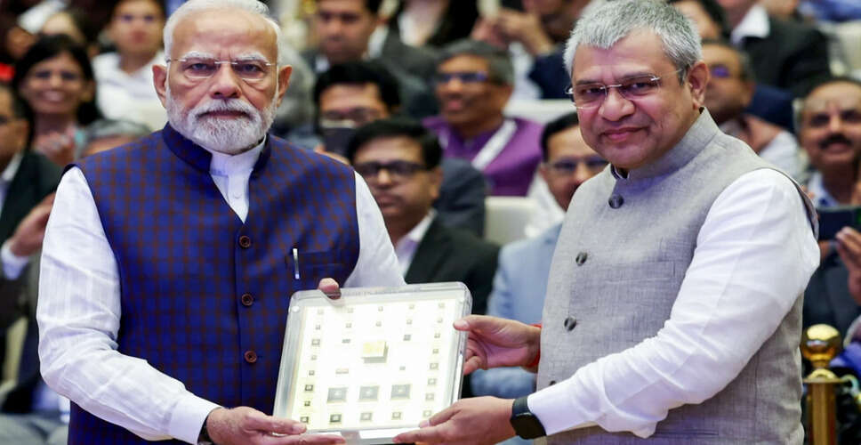 भारत का पहला स्वदेश निर्मित विक्रम-32-बिट प्रोसेसर चिप पीएम मोदी को भेंट