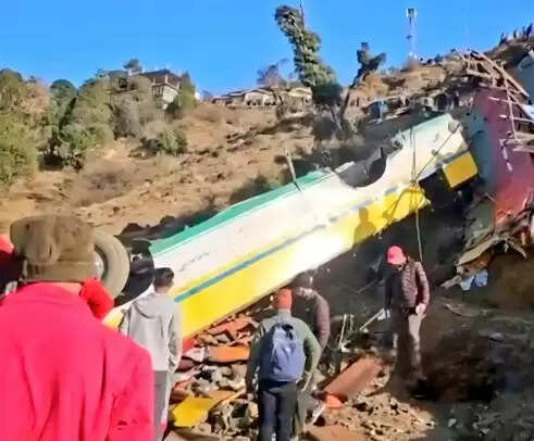 हिमाचल प्रदेश में बस दुर्घटना: 12 लोगों की जान गई, कई घायल