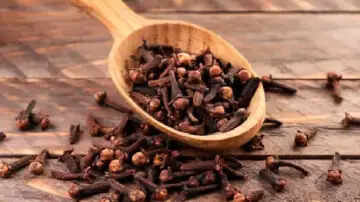 लौंग के उपाय: धन और समृद्धि के लिए प्रभावी तरीके