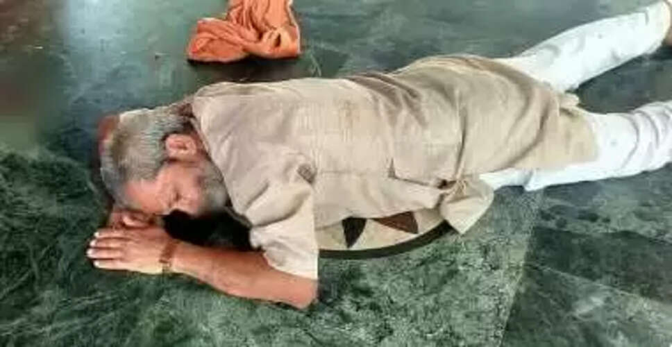 नवरात्रि पर सुरक्षा गार्ड ने देवी को चढ़ाई अपनी जीभ, लोग हैरान