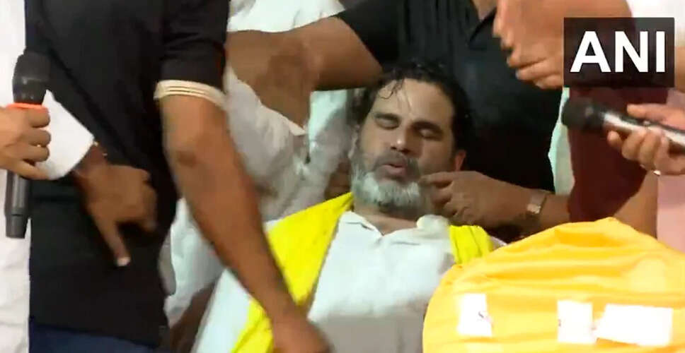 प्रशांत किशोर के रोड शो में चोट, पार्टी में नए सदस्यों का स्वागत