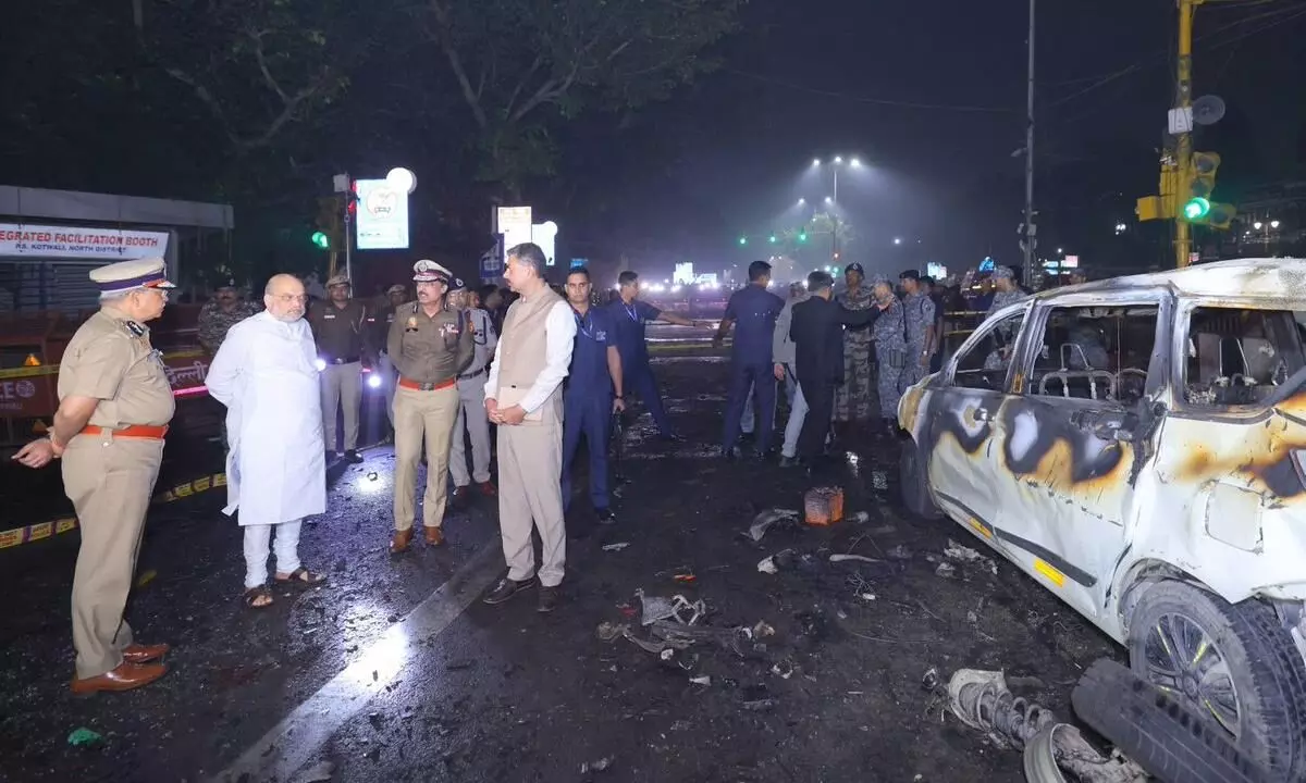 दिल्ली में लाल किले के पास विस्फोट: सुरक्षा स्थिति की समीक्षा