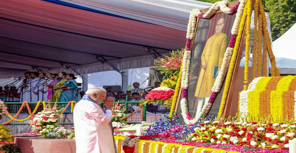 बाबासाहेब अंबेडकर की पुण्यतिथि पर श्रद्धांजलि अर्पित