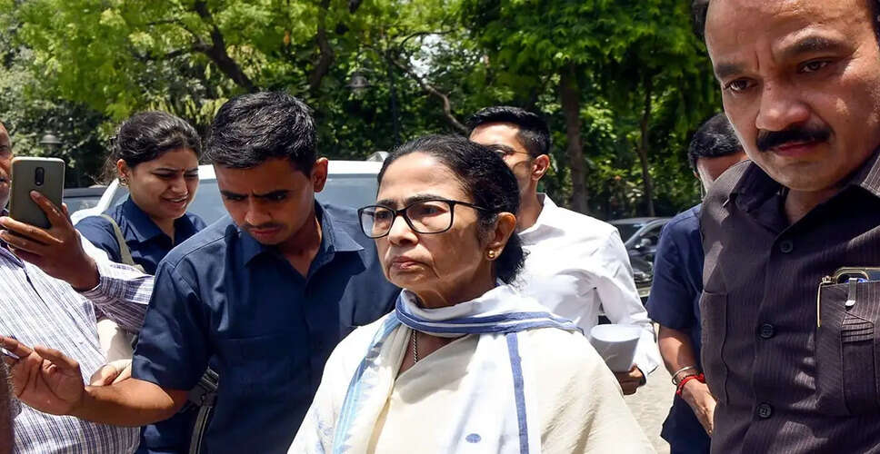 तृणमूल कांग्रेस में ममता बनर्जी को झटका, बागी सांसदों ने नया गुट बनाने का किया फैसला