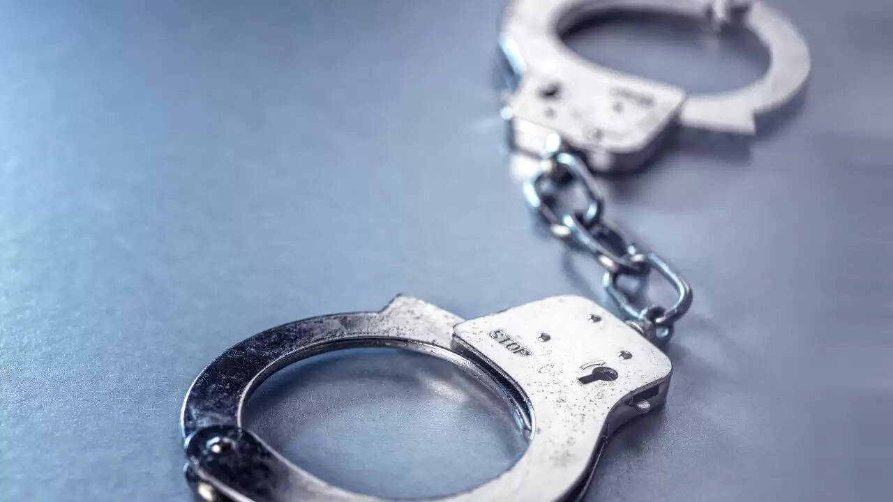 लखनऊ में IBPS क्लर्क परीक्षा में सॉल्वर गैंग का भंडाफोड़, 10 गिरफ्तार