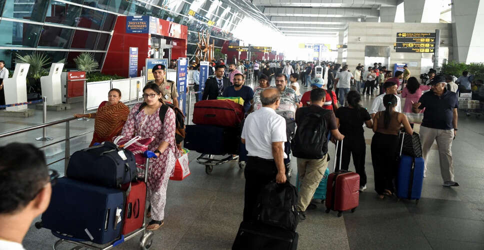 दिल्ली एयरपोर्ट पर इंडिगो की फ्लाइट संकट: यात्रियों की परेशानियों का सामना