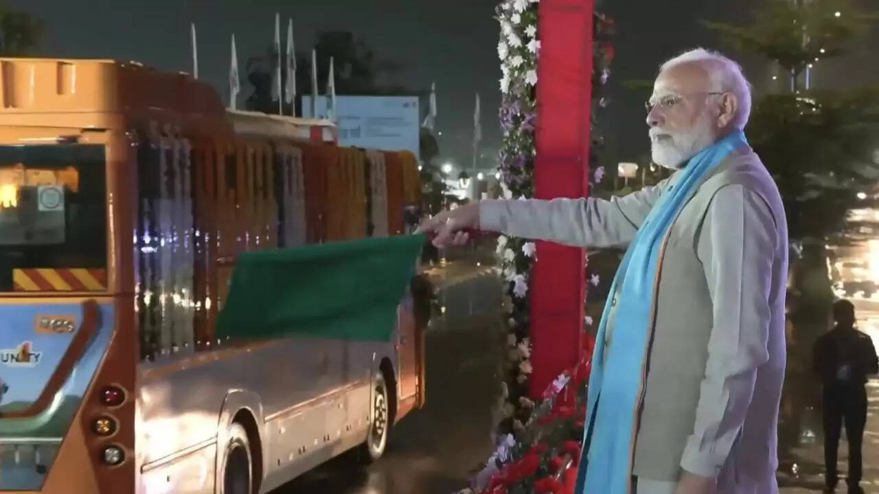 प्रधानमंत्री मोदी ने सरदार पटेल जयंती पर 25 नई ई-बसों का उद्घाटन किया