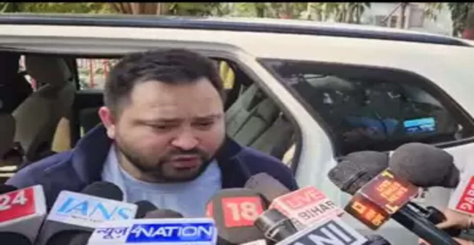 राजद के नेता तेजस्वी यादव पहुंचे राजभवन, राज्यपाल आरिफ मोहम्मद खान से की मुलाकात