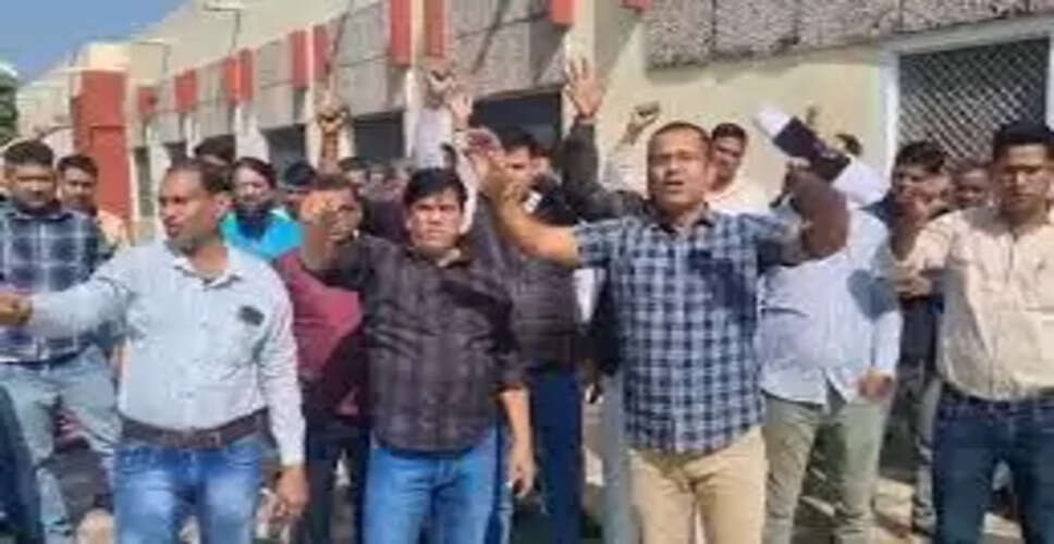 राजस्थान में पुरानी पेंशन योजना के खिलाफ कर्मचारियों का प्रदर्शन