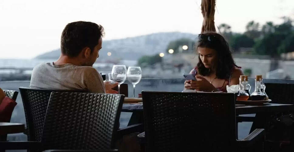 ऑनलाइन डेटिंग में सावधानी: युवक ने बचाई अपनी जान