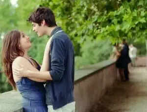 छोटे कद की लड़कियों के प्रति लड़कों का आकर्षण: जानें क्यों