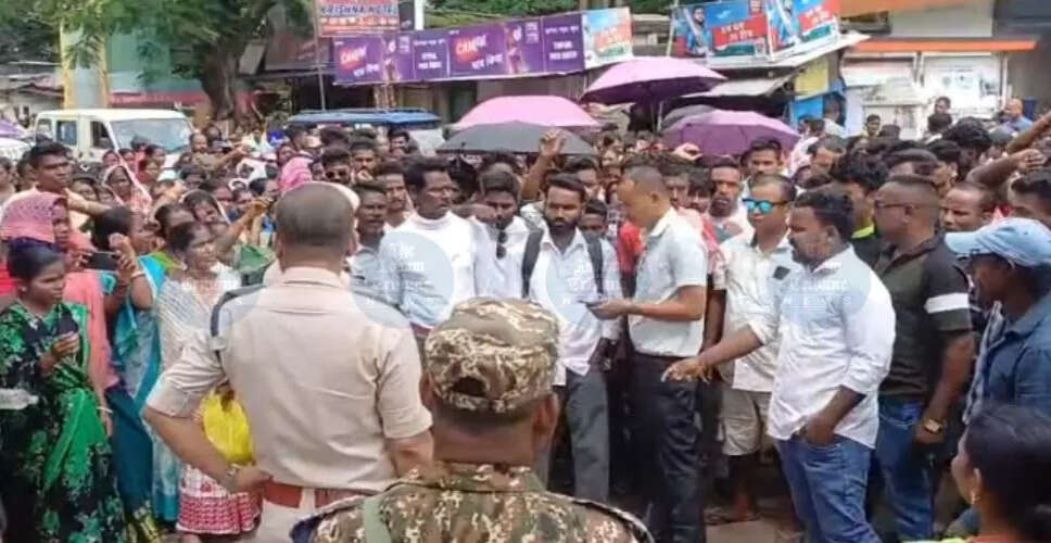 मारियानी पुलिस स्टेशन के बाहर प्रदर्शन: छात्रा के साथ यौन उत्पीड़न के आरोपी की गिरफ्तारी की मांग