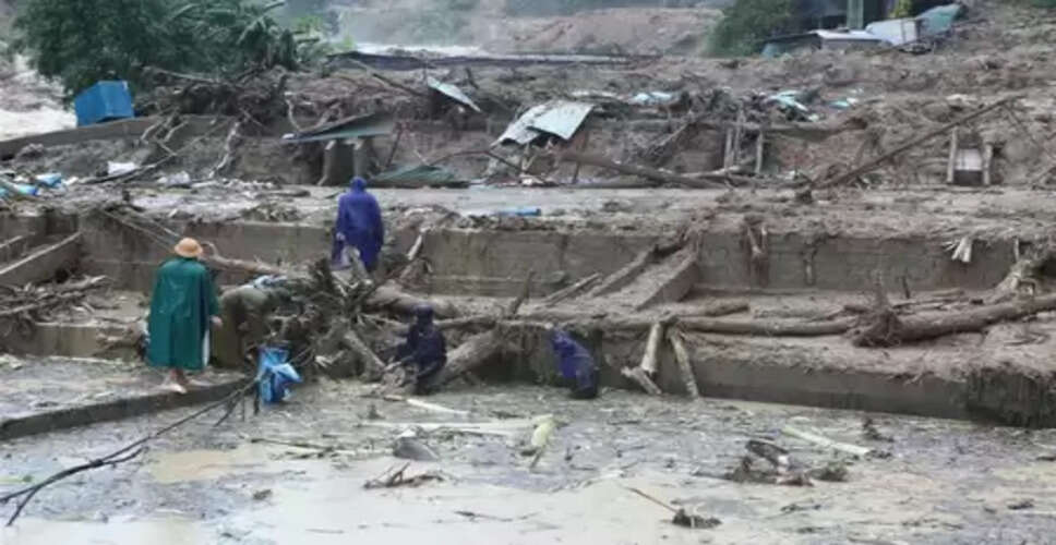 वियतनाम में आई बाढ़ से 8 लोगों की मौत, 3 लापता