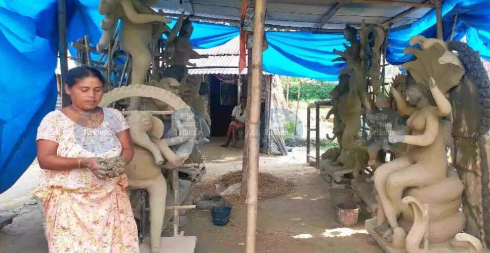 दुर्गा पूजा के लिए मूर्तियों का निर्माण कर रही हैं उर्मिला पॉल