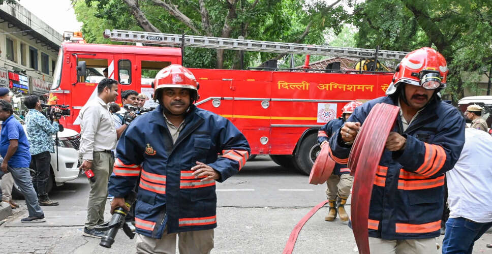 दिल्ली में दिवाली पर आग लगने की घटनाओं में कमी, दमकल सेवा ने संभाली स्थिति