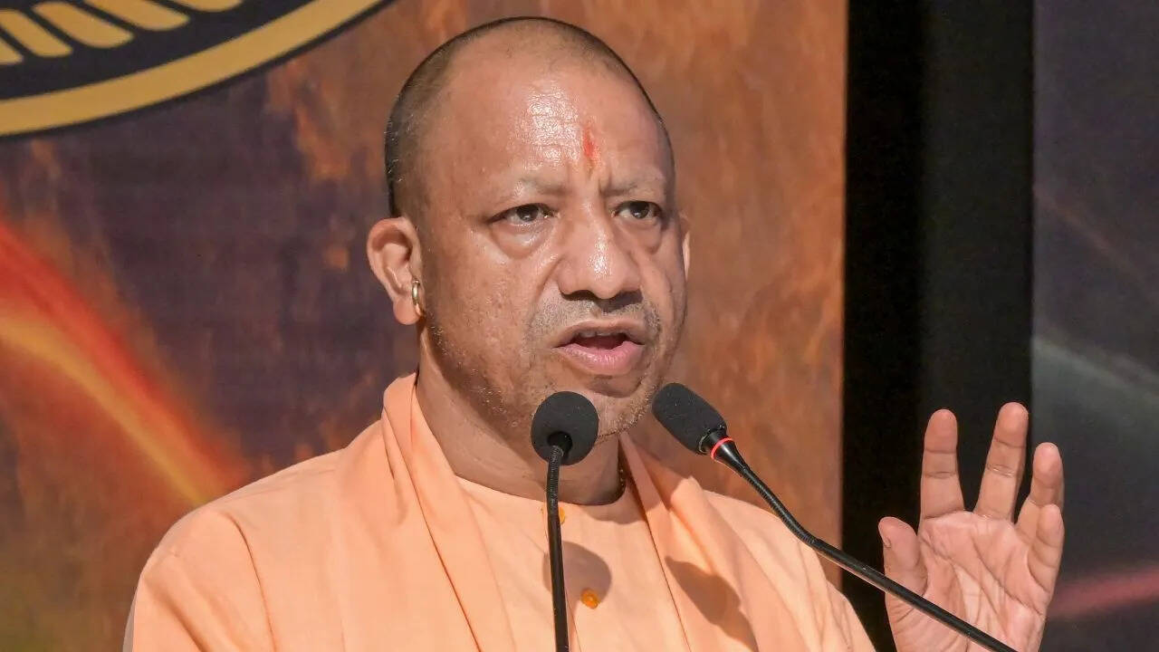बकरीद नमाज पर योगी आदित्यनाथ का निर्देश: शिफ्ट में अदा करने का सुझाव