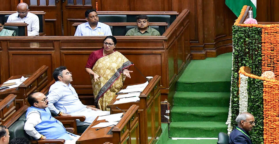 दिल्ली की मुख्यमंत्री रेखा गुप्ता ने हमले के बाद फिर से शुरू किया कार्य