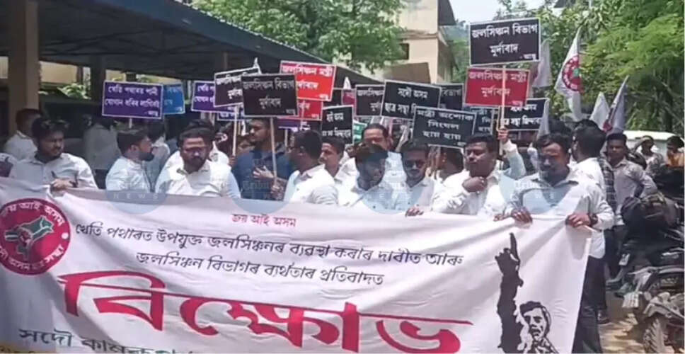असम में सूखे के बीच किसानों के लिए जल आपूर्ति की मांग को लेकर प्रदर्शन
