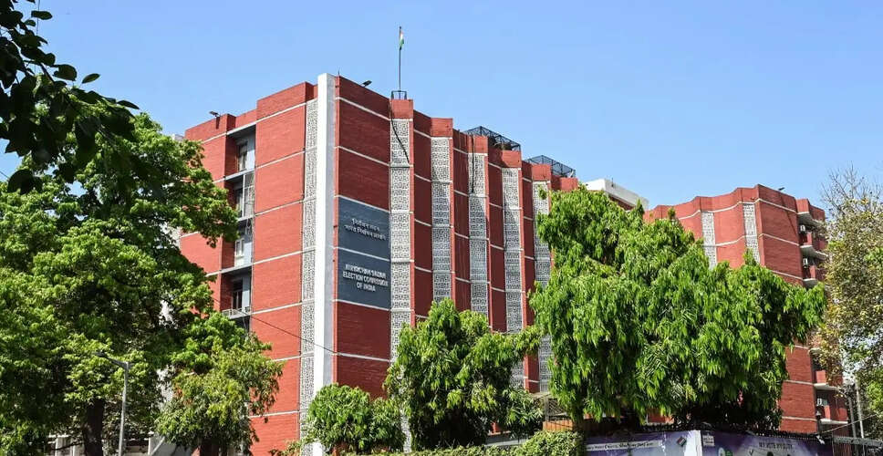 पश्चिम बंगाल में संवैधानिक संकट: ममता बनर्जी का इस्तीफे से इनकार