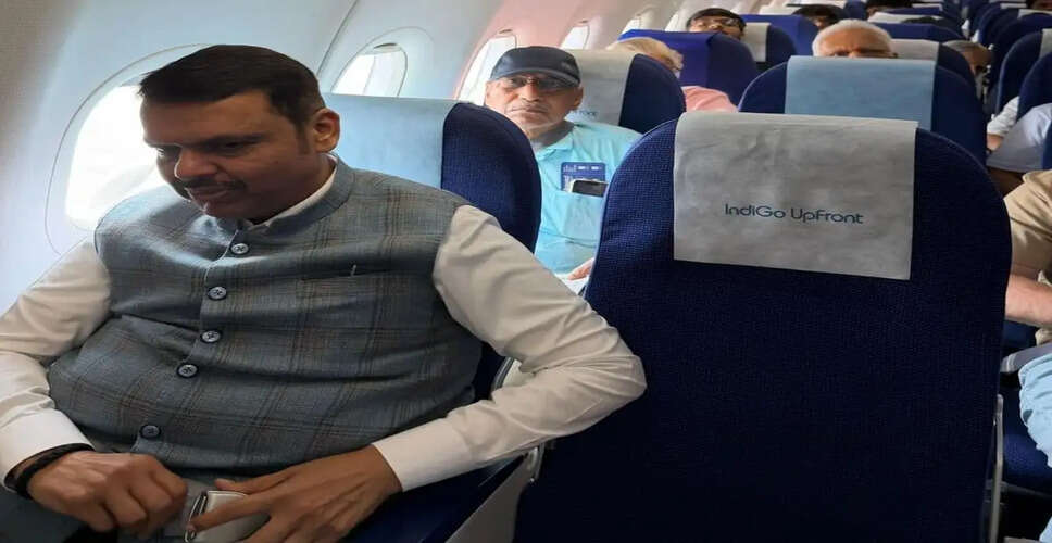 प्रधानमंत्री मोदी की अपील पर महाराष्ट्र के मुख्यमंत्री ने की इकोनॉमी क्लास में यात्रा