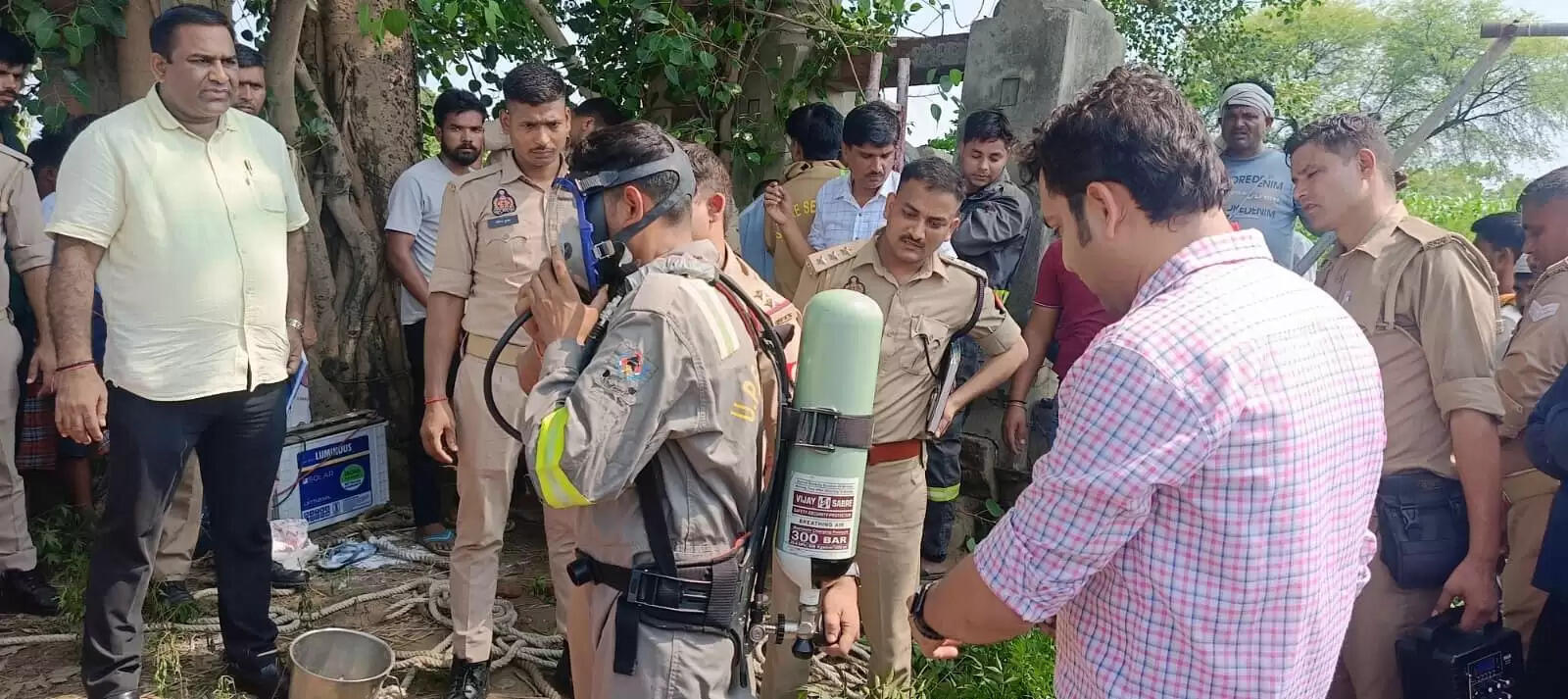 शिकोहाबाद में कुएं में गिरने से तीन लोगों की मौत, बच्चों का दिल दहला देने वाला इंतजार