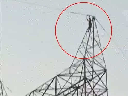 युवक ने हाईटेंशन टावर पर चढ़कर मांगा नया मोबाइल, पुलिस ने बचाया