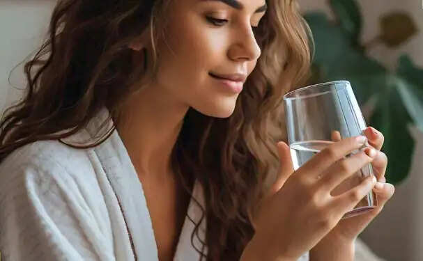 गुनगुने पानी के सेवन से बचने वाले लोग: जानें क्यों