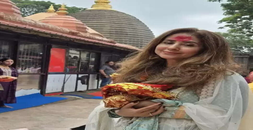 भारी बारिश के बीच असम पहुंचीं उर्मिला मातोंडकर, कामाख्या देवी के किए दर्शन