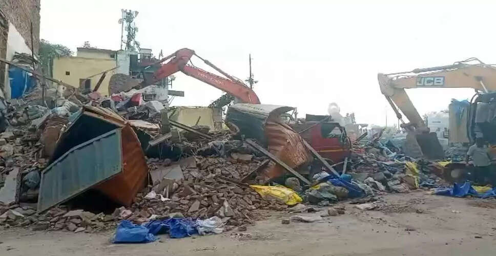 दिल्ली में तीन मंजिला दुकान ढही, एक व्यक्ति की मौत