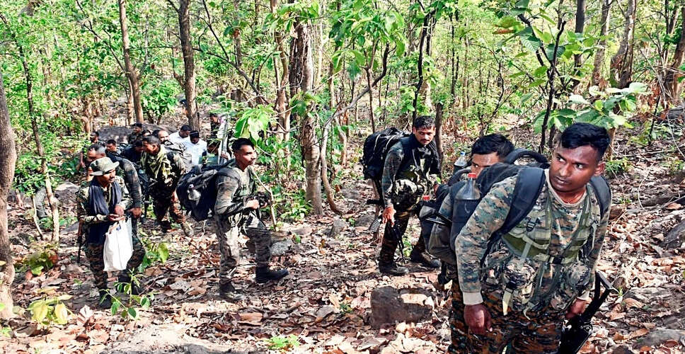झारखंड में नक्सलियों ने मोबाइल टावर को आग लगाई, सुरक्षा बलों ने अभियान तेज किया