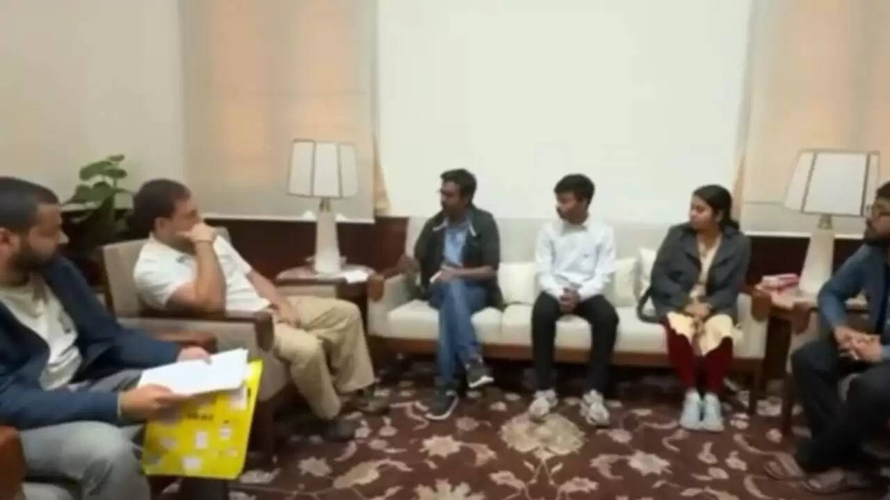 राहुल गांधी ने ISI छात्रों से मिलकर RSS के प्रभाव पर उठाए सवाल