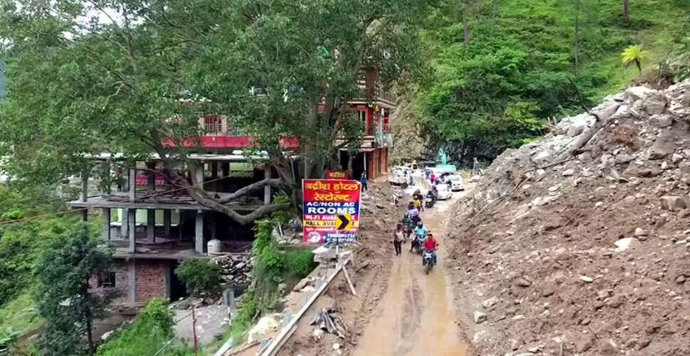 रुद्रप्रयाग-बद्रीनाथ मार्ग पर भूस्खलन, पुनर्स्थापन कार्य जारी