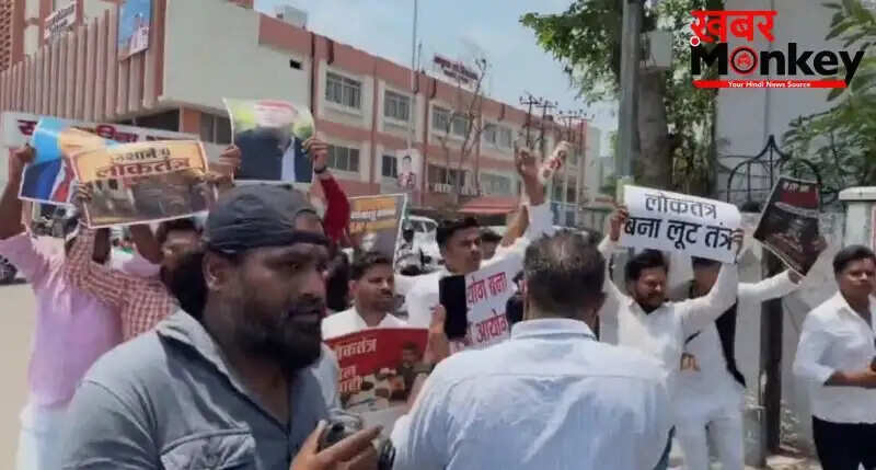 लखनऊ में समाजवादी पार्टी का चुनाव आयोग के खिलाफ प्रदर्शन
