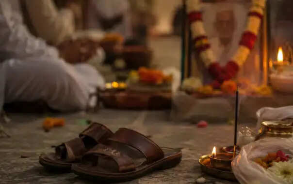 गरुड़ पुराण के अनुसार मृत व्यक्ति के जूते-चप्पल पहनने के धार्मिक पहलू