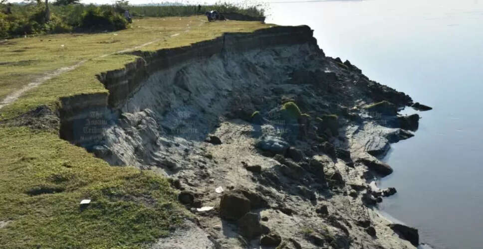 ब्रह्मपुत्र नदी के किनारे कटाव से स्थानीय निवासियों में चिंता
