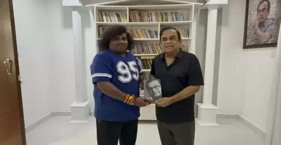 लीजेंड्री कमीडियन ब्रह्मानंदम के साथ योगी बाबू ने मिलाया हाथ, तेलुगु में करेंगे डेब्यू