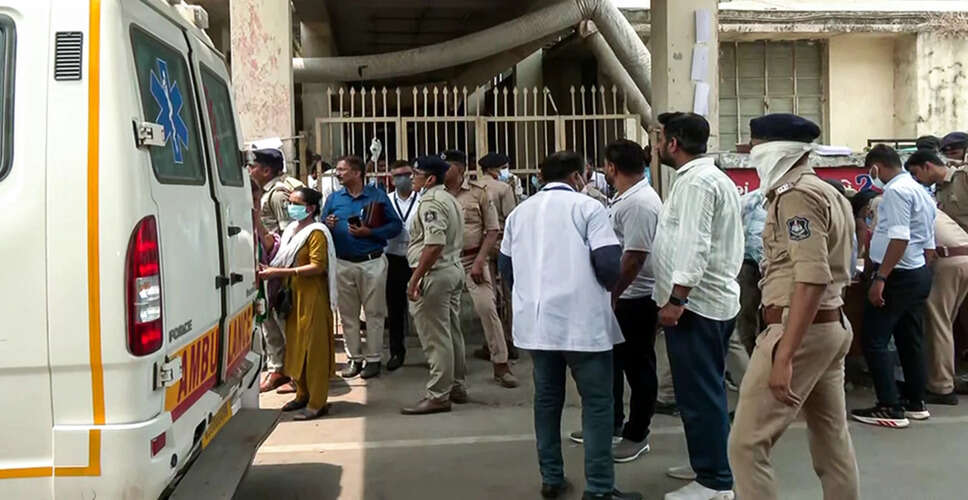 अहमदाबाद स्कूल में चाकू से हमले के बाद छात्रों का प्रदर्शन