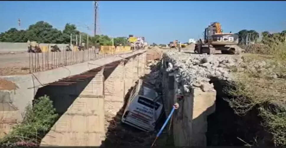 जम्मू-पठानकोट हाईवे पर बस हादसा : वैष्णो देवी जा रहे एक श्रद्धालु की मौत, 40 घायल