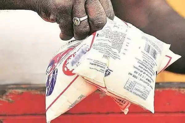 महाराष्ट्र सरकार का नया प्लास्टिक रिसाइक्लिंग प्रोग्राम: दूध के पैकेट्स के लिए बाय-बैक स्कीम