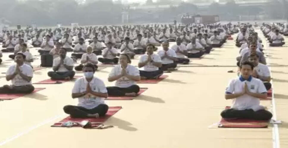 अंतरराष्ट्रीय योग दिवस 2025: अहमदाबाद में पश्चिम रेलवे के कर्मचारियों ने उत्साह के साथ किया योग