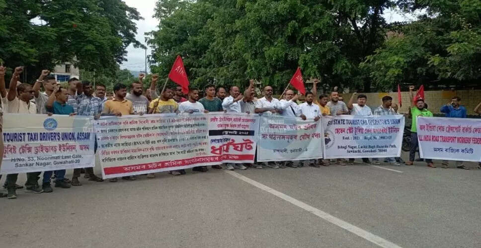 असम में श्रमिक हड़ताल का मिला-जुला असर, प्रदर्शनकारियों ने उठाई मांगें