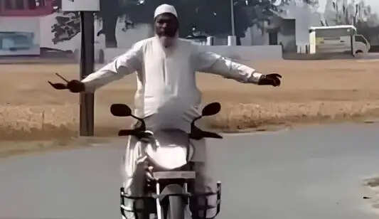 बुजुर्ग का खतरनाक बाइक स्टंट बना चर्चा का विषय