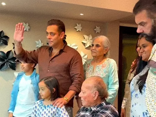 बॉलीवुड सितारों ने धूमधाम से मनाई ईद, सलमान खान का फैंस के साथ खास पल