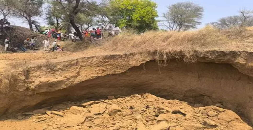 मध्य प्रदेश में खुदाई के दौरान मलबे में दबे श्रमिक, एक की मौत