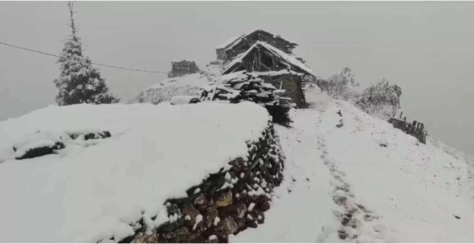 Kashmir Valley Sees Fresh Snowfall, Travel Advisory Issued