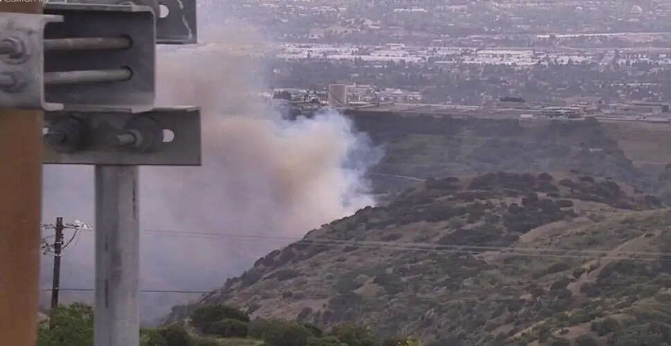 ओरेंज काउंटी में दो अलग-अलग जंगल की आग पर काबू पाने के लिए फायर क्रू सक्रिय