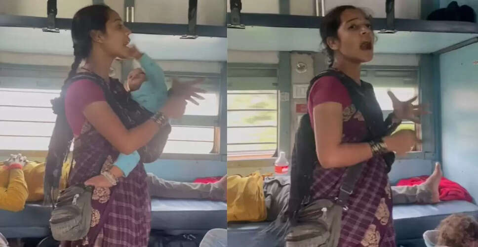 महिला ने ट्रेन में गाया देशभक्ति गाना, सोशल मीडिया पर हुआ वायरल